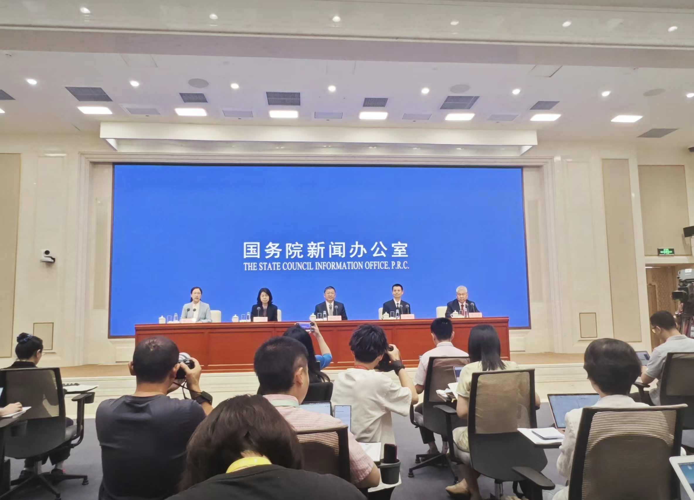 中国缘何能成为全球能源转型引擎?