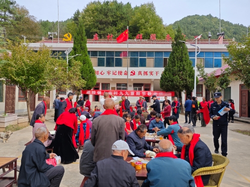 水电十五局帮扶点上庙村“聚情重阳节 情暖金秋月”
