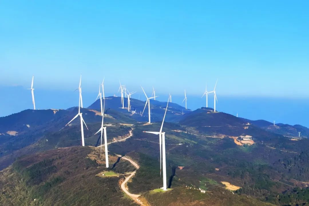 大唐重庆四眼坪三期风电项目顺利完成全部风机吊装